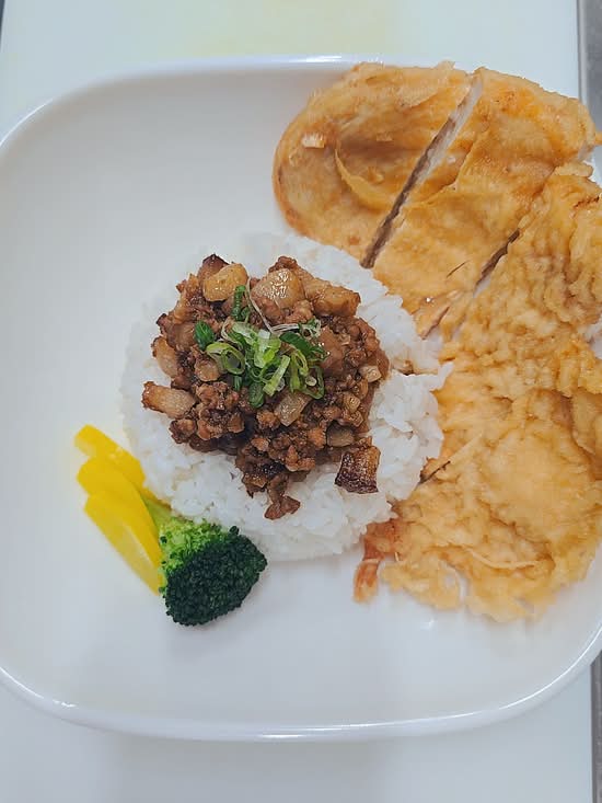 Minced Pork Rice With Ninja Crispy Chicken 鸡排卤肉饭配卤蛋